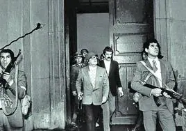 Salvador Allende, el médico Danilo Bartolín, con bigote, y algunos guardaespaldas inspeccionan La Moneda a primeras horas de la mañana del 11 de septiembre, después del discurso en Radio Magallanes y antes del bombardeo del palacio.