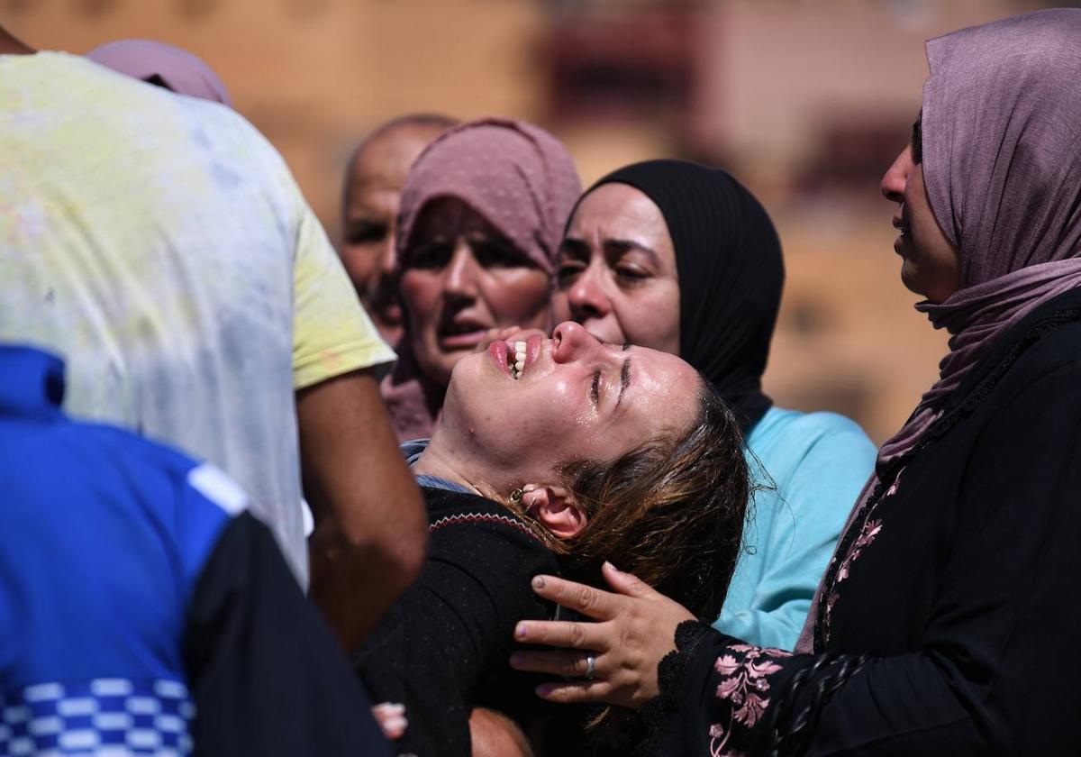 Unas mujeres lloran la pérdida de sus seres queridos en Moulay Brahim, provincia de Al Hauz (Marruecos).