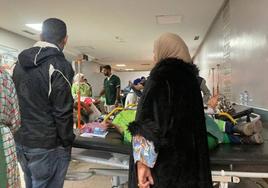 Colapso y dolor en los hospitales en Marrakech: «Ha muerto, mi hijo ha muerto. He perdido todo»