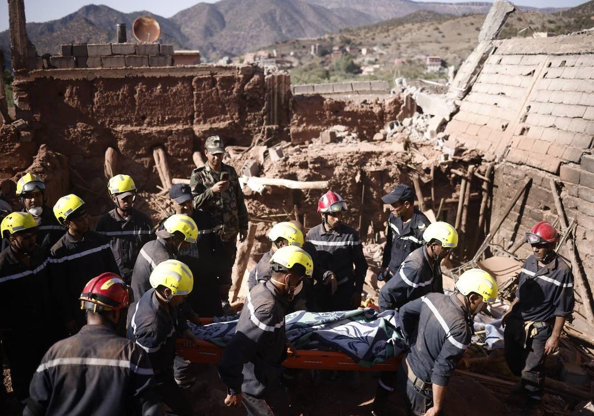 Los trabajadores de rescate recuperan el cuerpo de una víctima en Ouirgane, al sur de Marrakech.