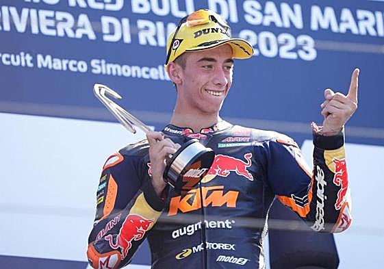 Pedro Acosta celebra su victoria en Misano.