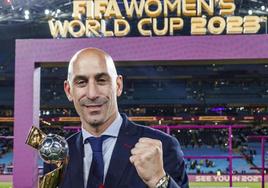 Luis Rubiales, con el trofeo mundial conquistado por la selección femenina.