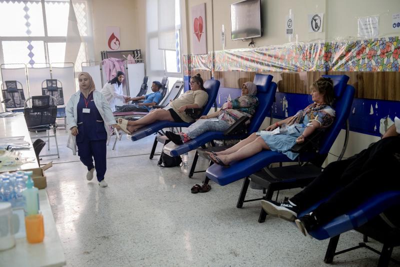 La donación de sangre, en esta imagen en un hospital de Marrackech, se ha convertido en imprescindible para tratar de salvar a los heridos por el terremoto.