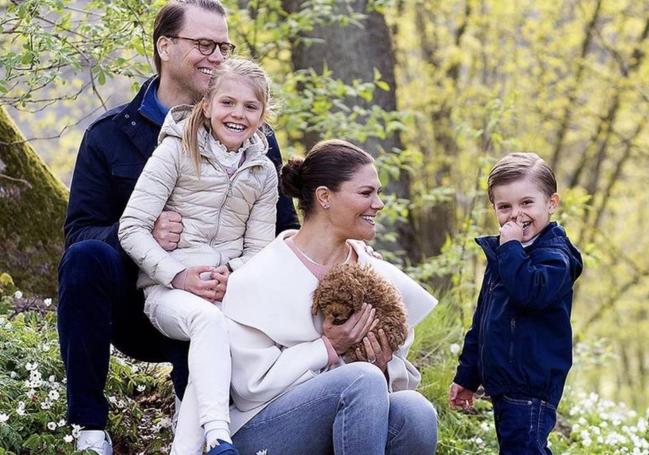 Victoria de Suecia, con su marido, hijos y Rio.