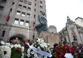 Una estatua del expresidente chileno Salvador Allende afuera del palacio presidencial de La Moneda