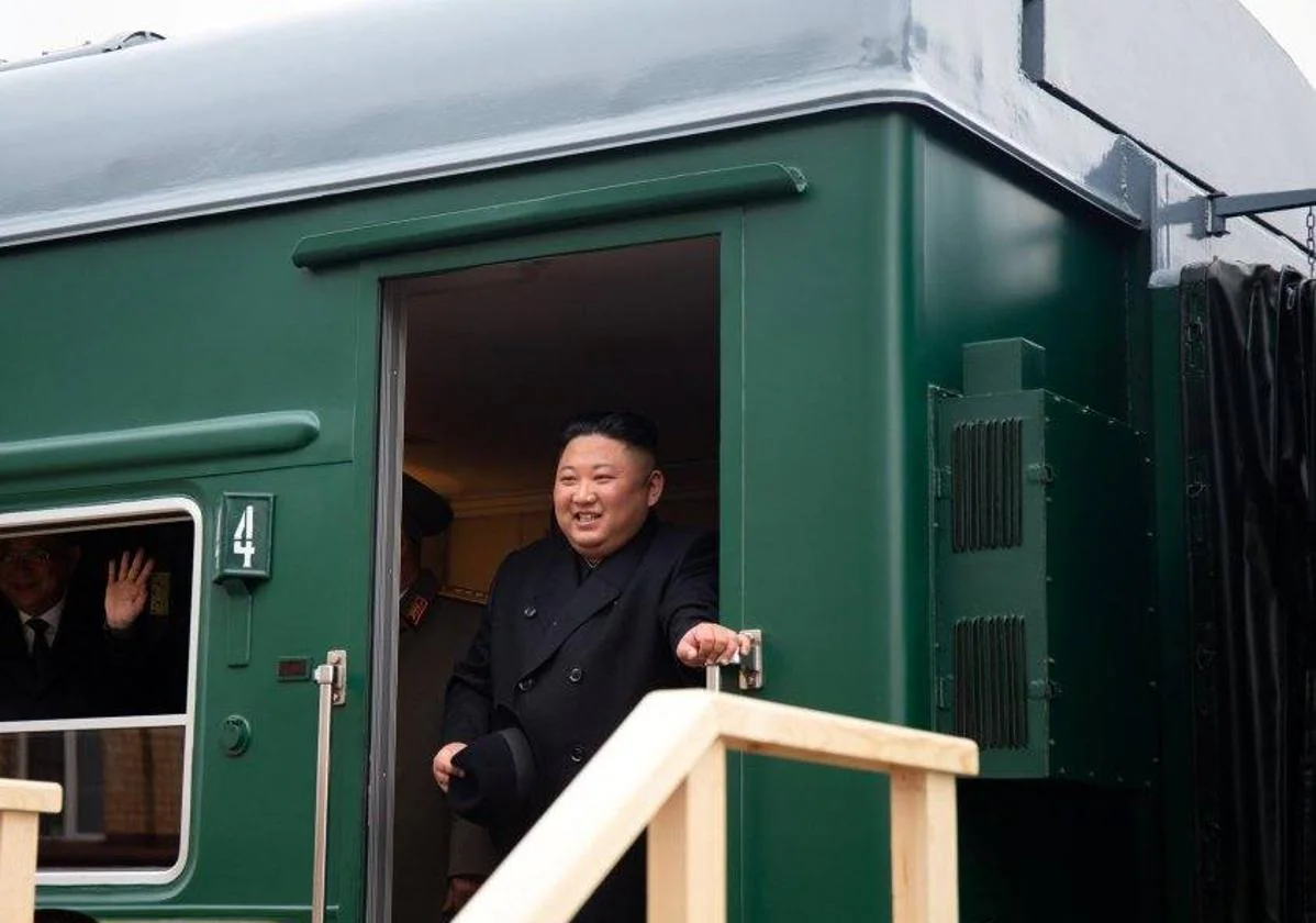 Kim Jong-un a bordo de su tren blindado cuando viajaba a Rusia en 2019