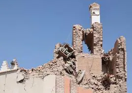 La torre de la mezquita de Karbouch resultó dañada por un fuerte terremoto en Marrakech.