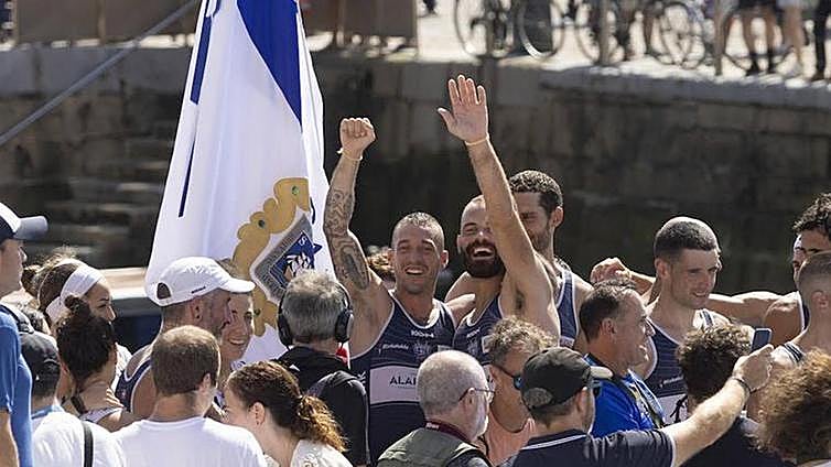 Lluvia de críticas a Otegi por aplaudir que un remero dedique la bandera de La Concha a los presos de ETA