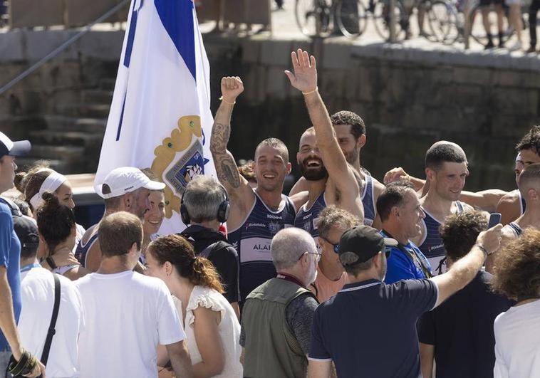 Lluvia de críticas a Otegi por aplaudir que un remero dedique la bandera de La Concha a los presos de ETA