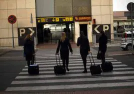 Azafatas de vuelo saliendo de un aeropuerto.