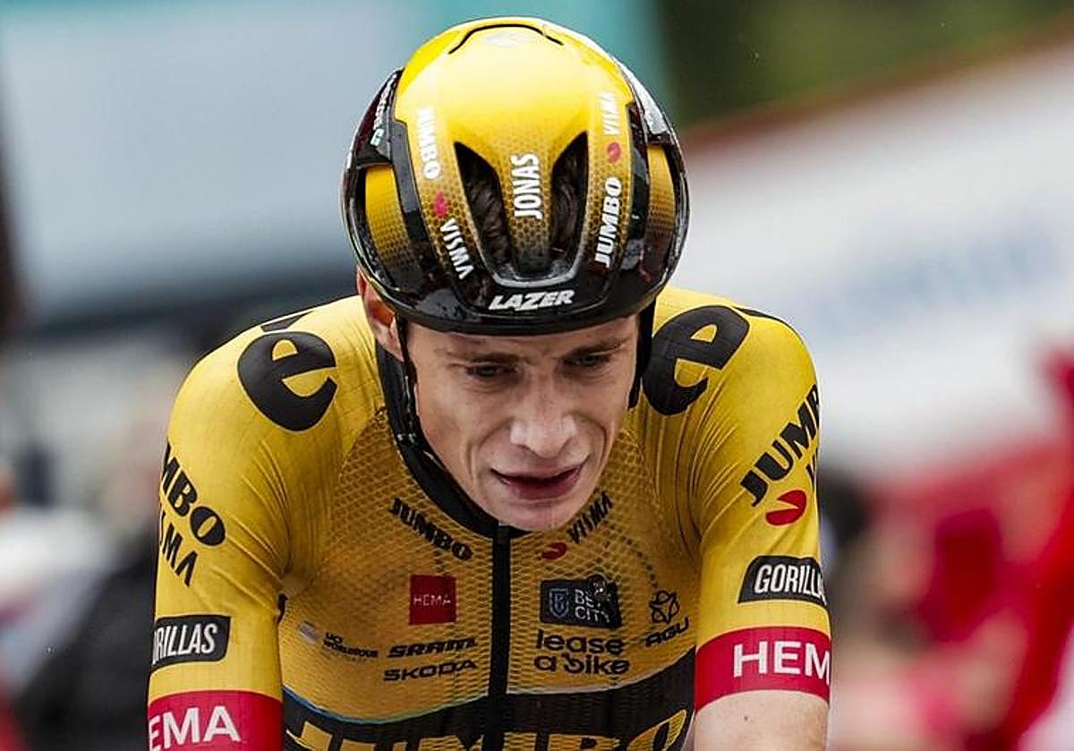 Vingegaard, emocionado al cruzar la meta de Bejes, donde ofreció el triunfo a Nathan Van Hooydonck.