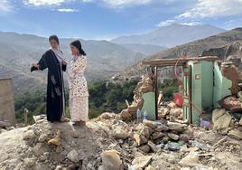 Dos mujeres observan los restos de la aldea donde vivían en el Atlas