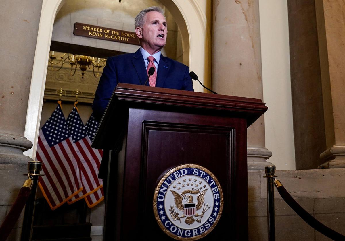 El presidente de la Cámara de Representantes de Estados Unidos, Kevin McCarthy, pronuncia una declaración en el Capitolio