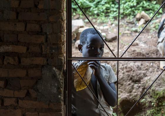 Joven en escuela de Burundi.