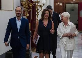 La presidenta del Congreso, Francina Armengol (en el centro), acude este miércoles a la reuión de la Mesa de la Cámara baja.