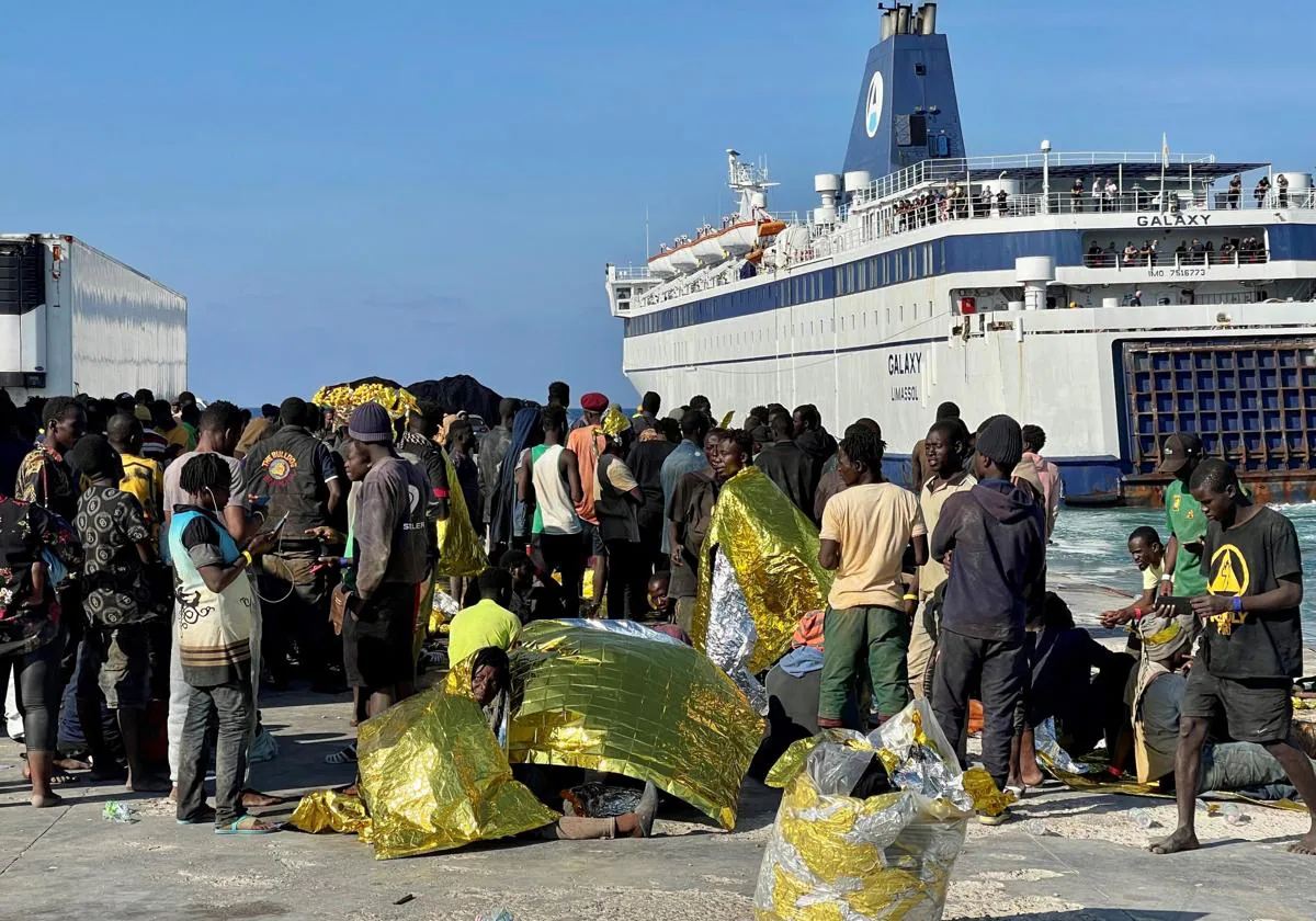 Cientos de migrantes esperan ser trasladados a un pueblo italiano desde Lampedusa