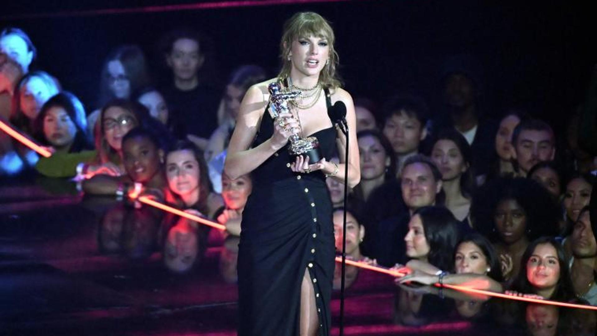 Taylor Swift sweeps MTV’s Video Music Awards with nine trophies