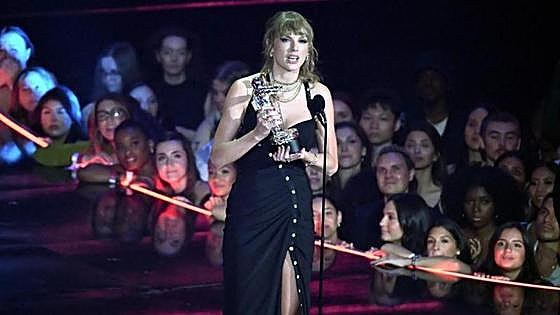 Taylor Swift arrasa en los Video Music Awards de MTV con nueve trofeos