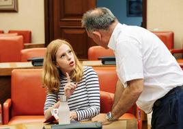 Lilith Verstrynge y Enrique Santiago dialogan antes de la reunión del grupo parlamentario de Sumar.