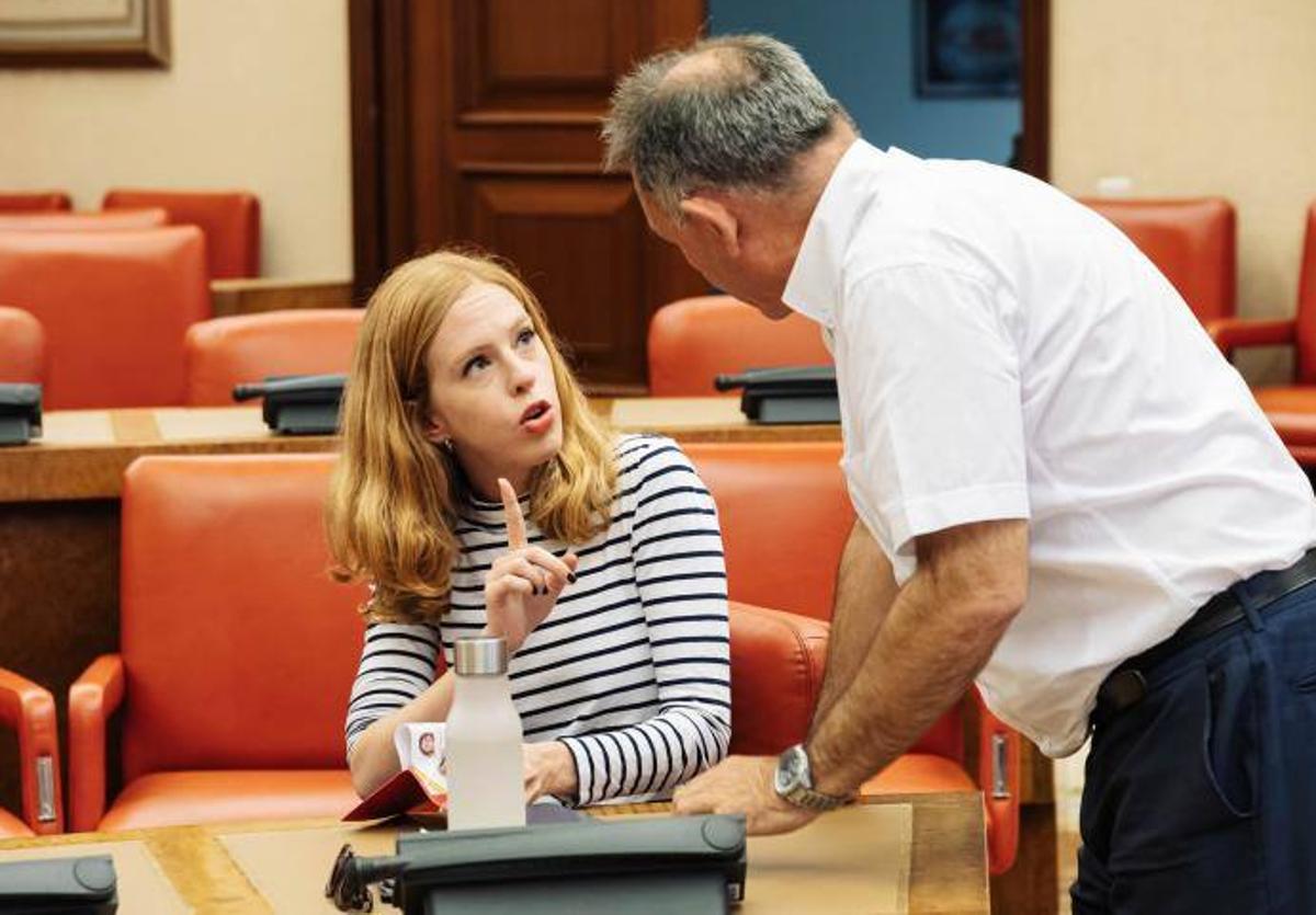 Lilith Verstrynge y Enrique Santiago dialogan antes de la reunión del grupo parlamentario de Sumar.