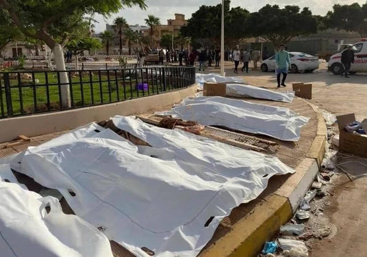 Los cadáveres se amontonan en las plazas públicas de Derna, esperando ser trasladados a las morgues de los municipios vecinos