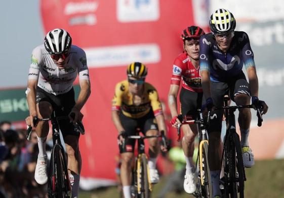 Juan Ayuso y Enric Mas preceden a Sepp Kuss y Primoz Roglic en la Cruz de Linares.