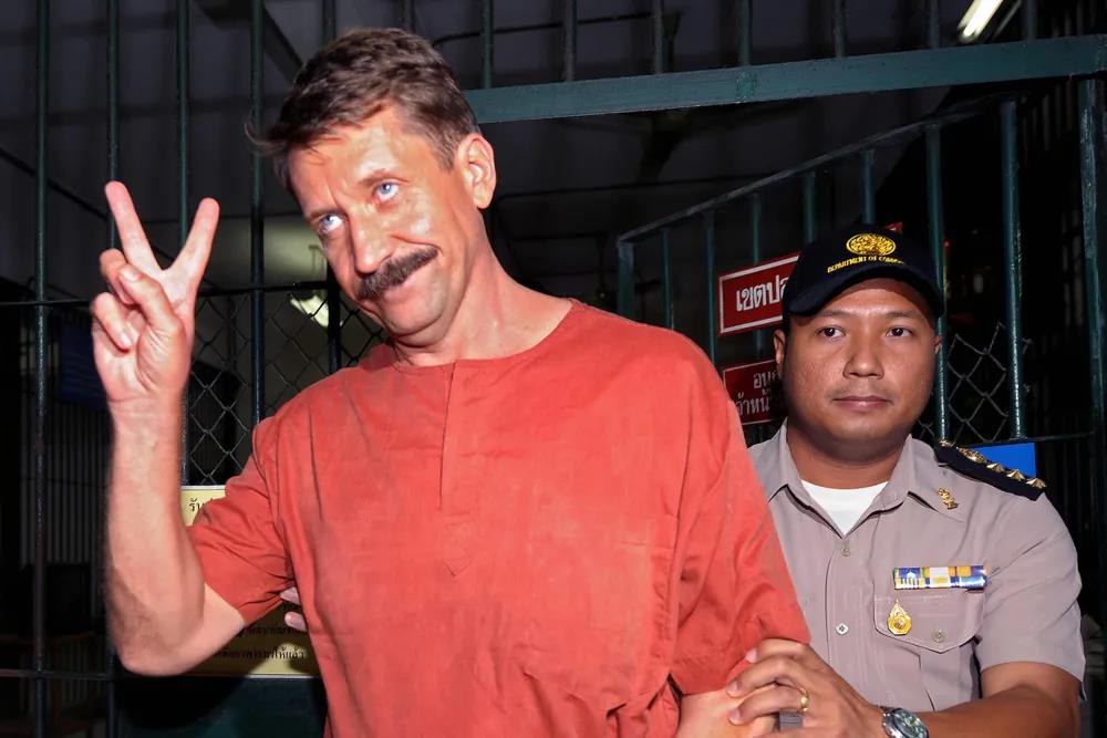 Bout hace el gesto de la victoria tras ser detenido en Tailandia en 2008.