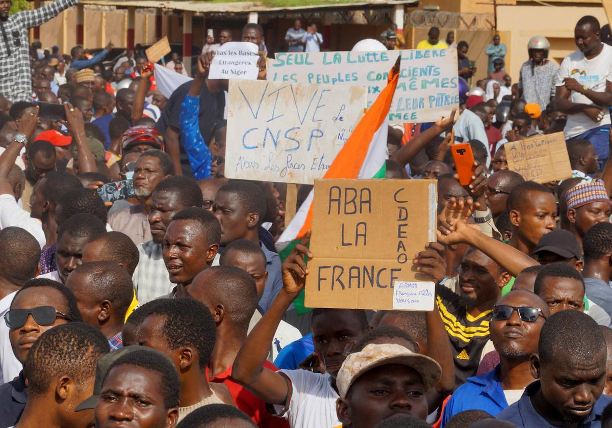 Cientos de manifestantes se reúnen en apoyo de los soldados golpistas en Niamey