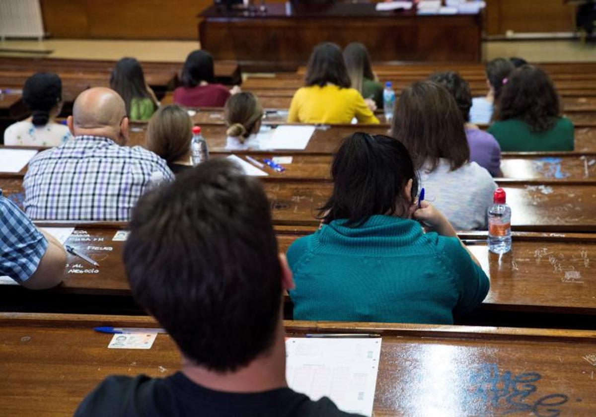 Opositores realizando un examen.