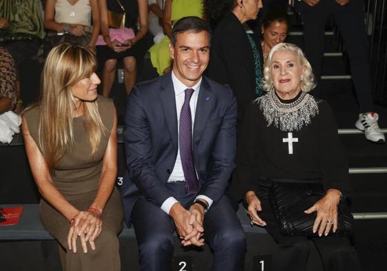 Pedro Sánchez, Norma Duval e Isa Pantoja comparten banco en la Semana de la Moda