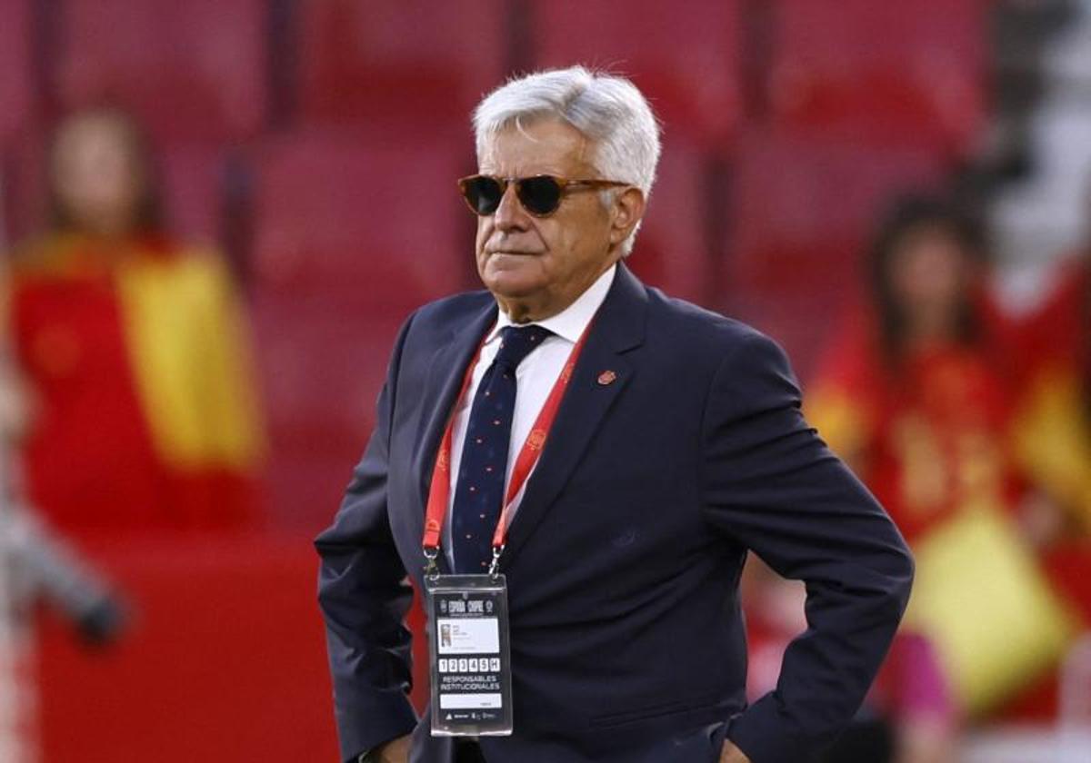 Pedro Rocha, presidente interino de la FEF, en el estadio de Los Cármenes.