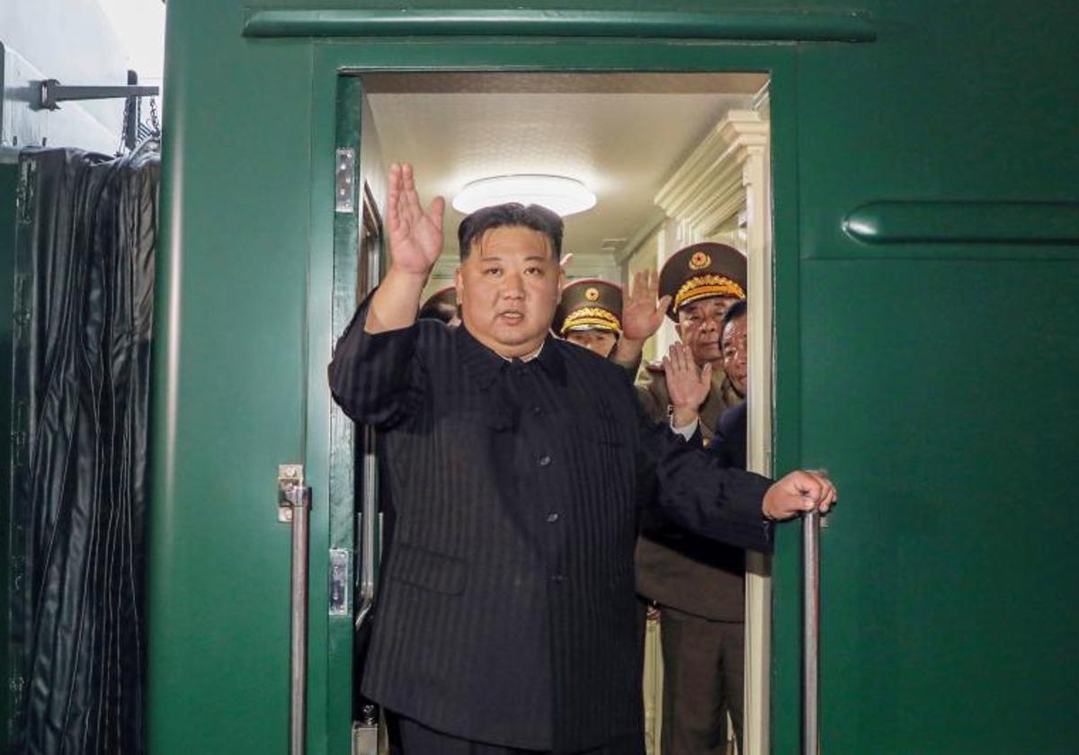 Kim Jong-un saludando mientras aborda el tren en Pyongyang para visitar Rusia.
