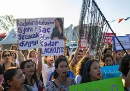 Manifestantes sostienen carteles en una protesta en Estambul por el primer aniversario de la muerte de Mahsa Amini.