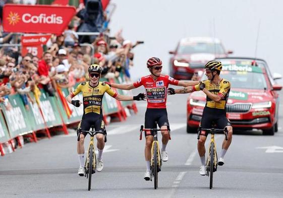 Jonas Vingegaard, Sepp Kuss y Primoz Roglic celebran el triunfo del americano en la Vuelta, este sábado en Guadarrama.