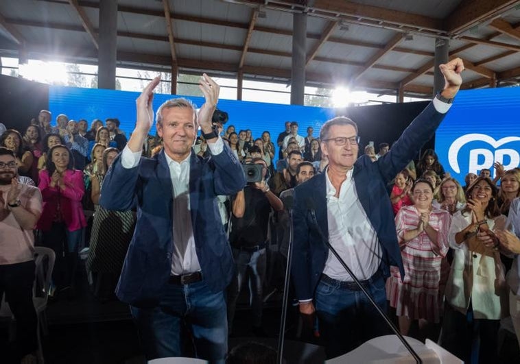 El líder del PP, Alberto Núñez Feijóo, y el presidente de la Xunta, Alfonso Rueda, este domingo en Santiago de Compostela.