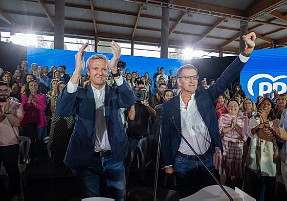 El líder del PP, Alberto Núñez Feijóo, y el presidente de la Xunta, Alfonso Rueda, este domingo en Santiago de Compostela.