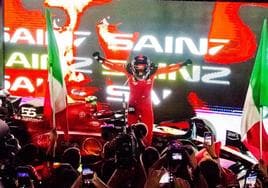 Carlos Sainz celebra su victoria en el GP de Singapur.