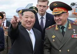 Kim Jong-un, junto al ministro de Defensa ruso, Serguéi Shoigú, el sábado en Vladivostok.