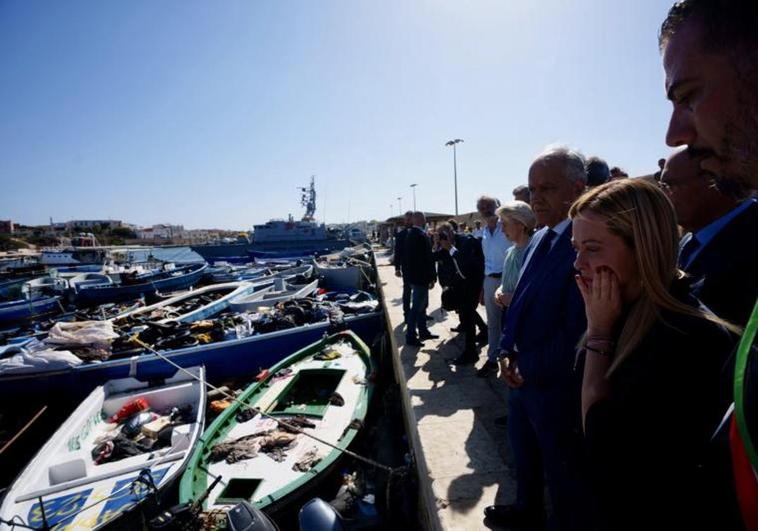 Von der Leyen y Meloni, junto a las autoridades de Lampedusa, observan las embarcaciones de migrantes amontonadas en el puerto de la isla.