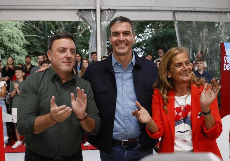 Pedro Sánchez, entre el nuevo líder de los socialistas gallegos, Valentín González Formoso y la primera teniente de alcalde del Ayuntamiento de Vigo, Carmela Silvae