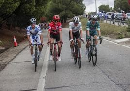 Remco Evenepoel (ganador de la montaña), Sepp Kuss (general), Juan Ayuso (joven) y Kaden Groves (puntos), en la última etapa en Madrid.