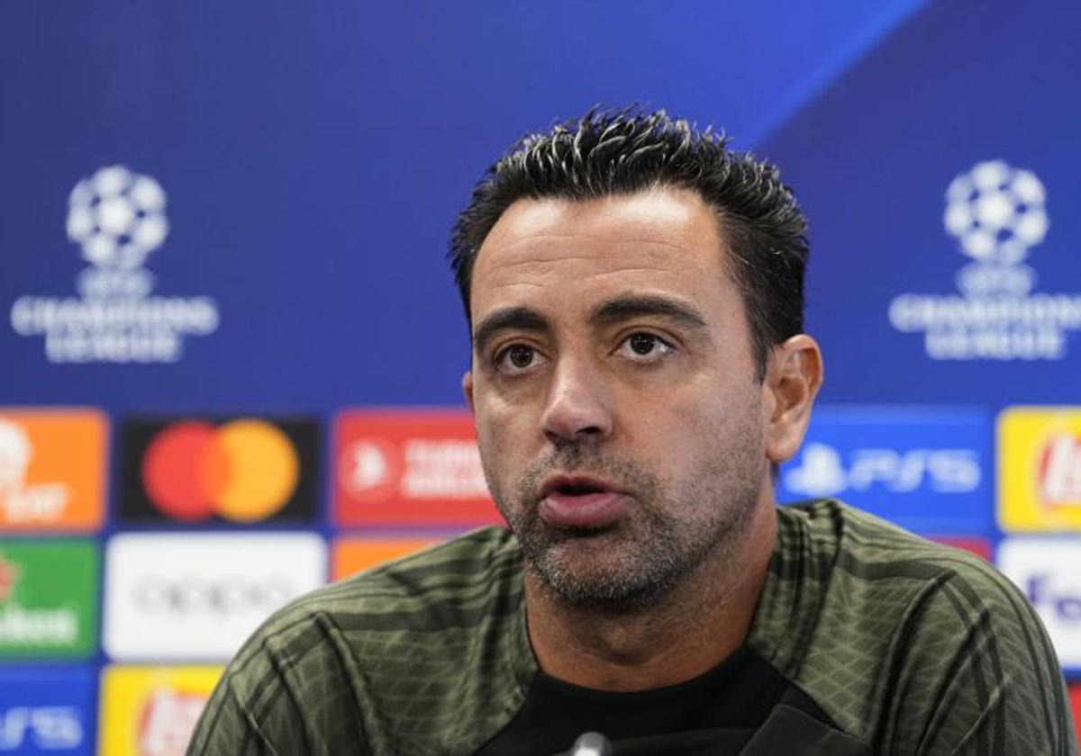 Xavi Hernández, durante la rueda de prensa de este lunes.