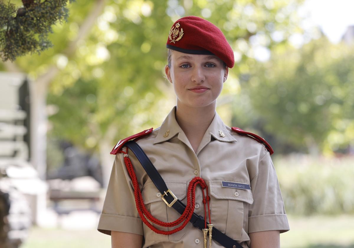 Imagen principal - La dama cadete Borbón «abraza» los ideales de patriotismo, honor, valor, lealtad y servicio