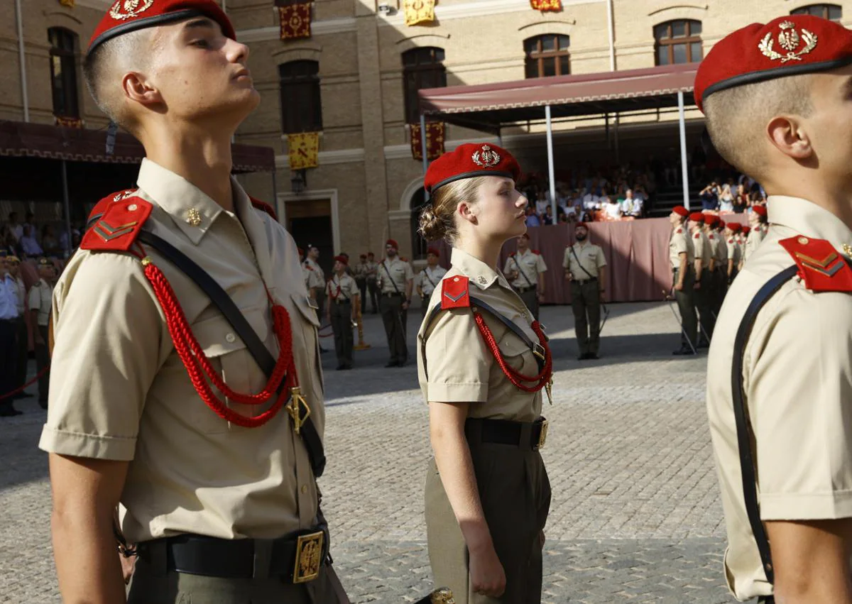 Imagen secundaria 1 - La dama cadete Borbón «abraza» los ideales de patriotismo, honor, valor, lealtad y servicio