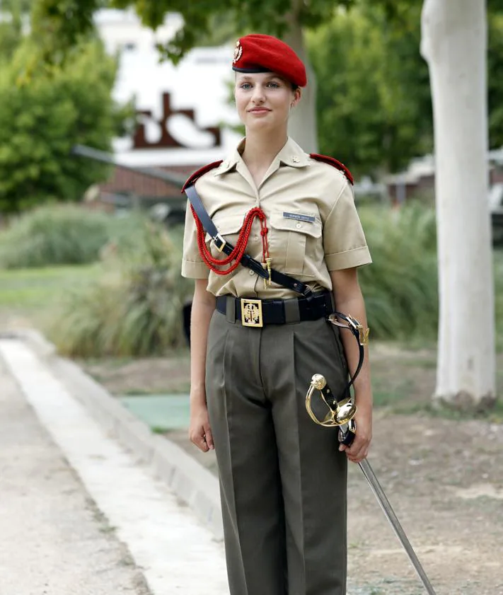 Imagen secundaria 2 - La dama cadete Borbón «abraza» los ideales de patriotismo, honor, valor, lealtad y servicio