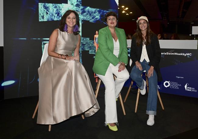 Minerva Alonso Santana, consejera de Industria, Comercio y Artesanía del Cabildo de Gran Canaria. Junto a ella han estado Arancha Priede, Directora de Negocio en Ifema Madrid, y la diseñadora.