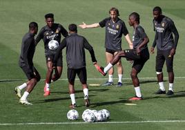 Los jugadores del Real Madrid participan en un rondo durante el entrenamiento de este martes.