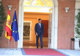 El presidente del Gobierno en funciones, Pedro Sánchez, en la entrada principal del Palacio de la Moncloa