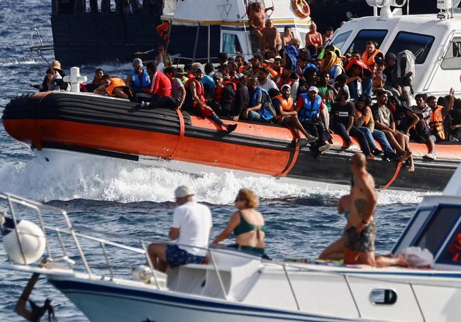 La avalancha de migrantes ha sorprendido también a los turistas de Lampedusa.