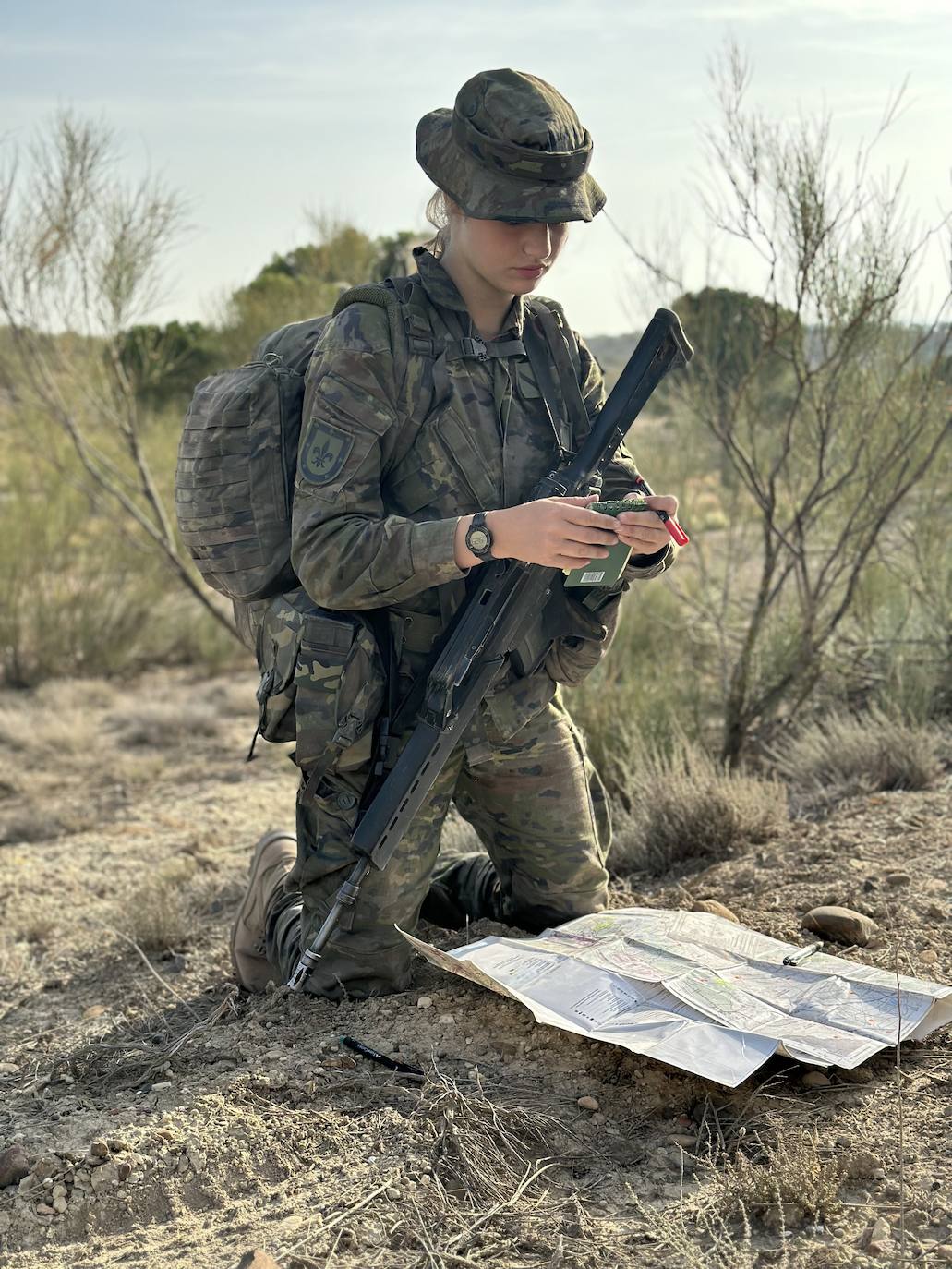 La dama cadete Borbón Ortiz ha realizado actividades como marchas, recorridos topográficos, ejercicios de tiro con fusil de asalto y pistola en simulador o ejercicios de fuego real con diversas armas individuales y colectivas.